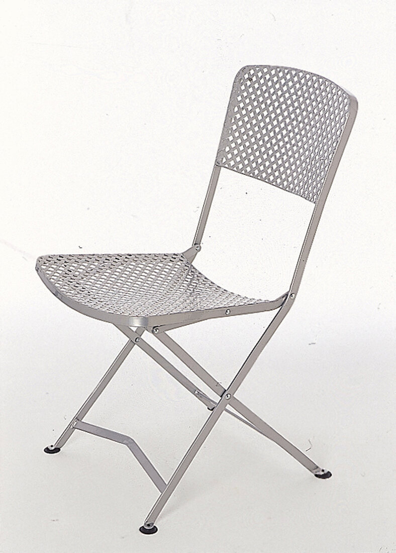 Aluminiumstuhl mit geflochtener Rücken und Sitzfläche.X