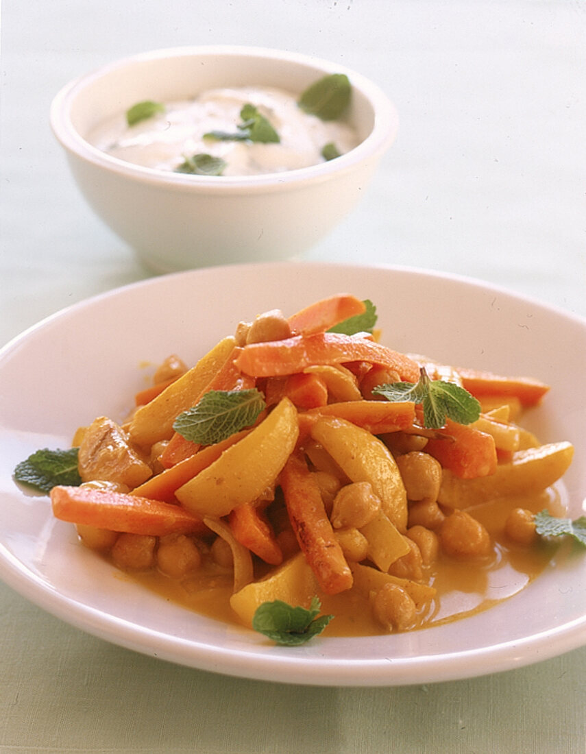 Curry Kartoffeln mit Möhren und Minz Joghurt