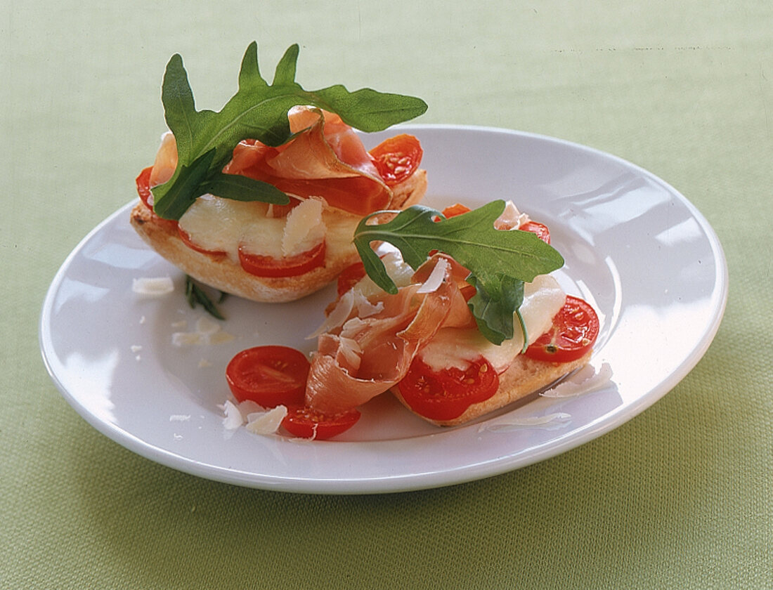 Brotpizza mit Schinken und Rucola 