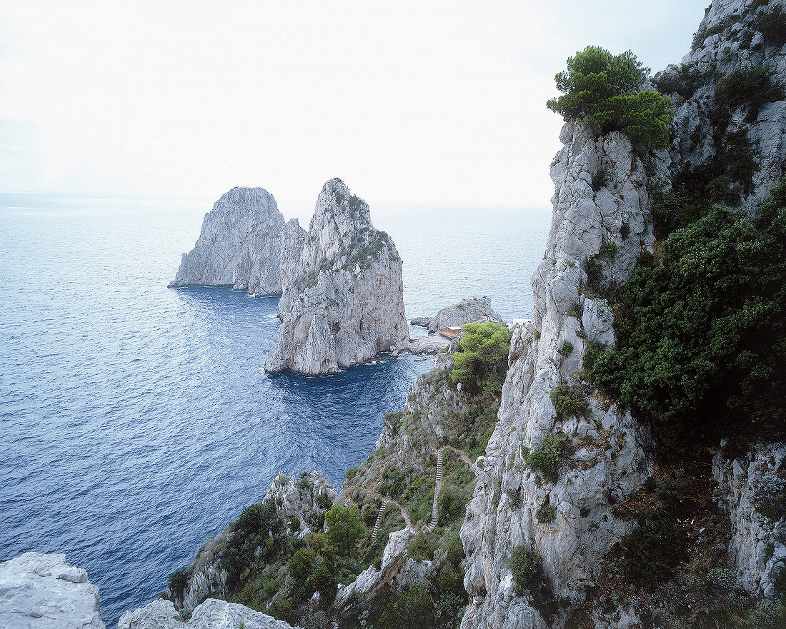 Blick über eine Felsenlandschaft auf das Tyrrhenische Meer auf Capri.X