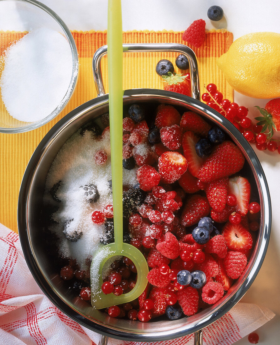 Ein Kochtopf voller Beerenfrüchte und Zucker, Konfitüre kochen