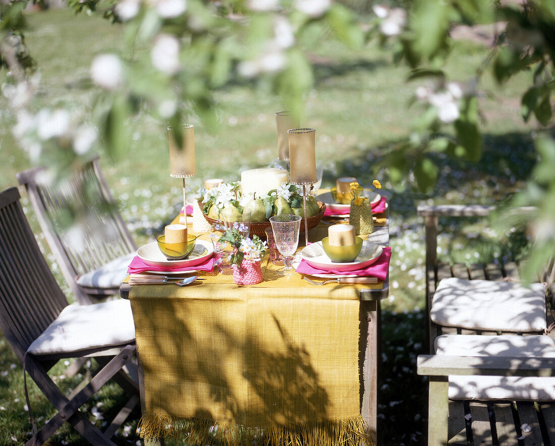 Sommerliche Tafel in frischen Farben dekoriert, grün und Himbeer