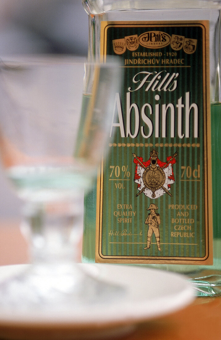 Flasche Absinth mit Glas