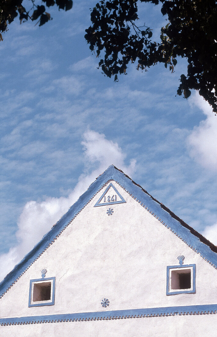 Häuserfronten des Dorfes in Südböhmen-Holasovice