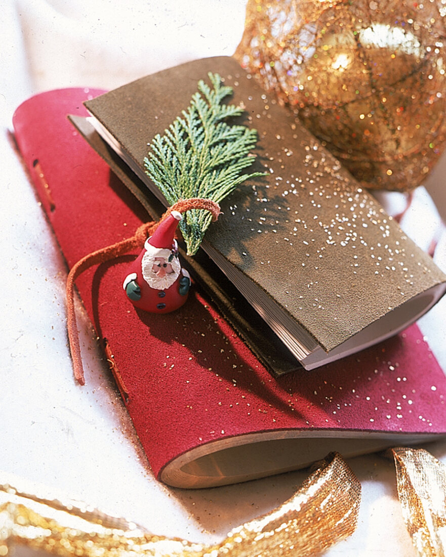 Notizbücher in Veloursleder gebunden Weihnachtsmann und Tannenzweig