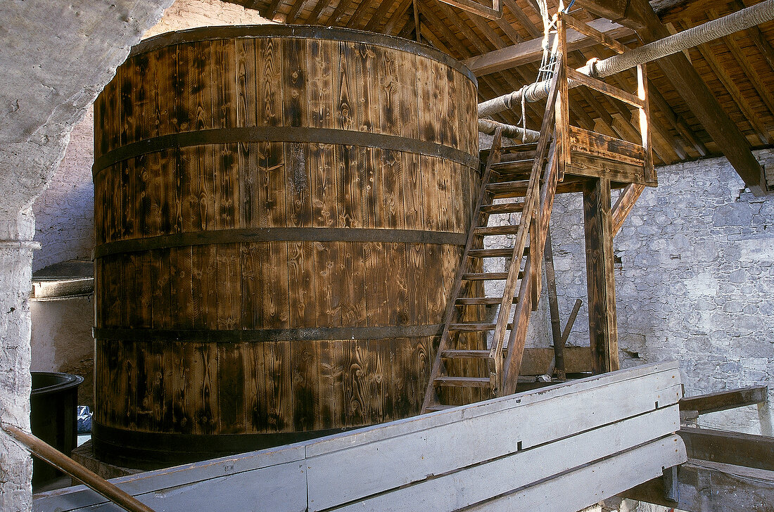 Whiskey-Brennfass aus Holz in der Colley-Destillerie