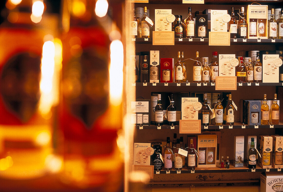 Ein Regal mit diversen Whiskeysorten und deren Herkunftsbezeichnungen