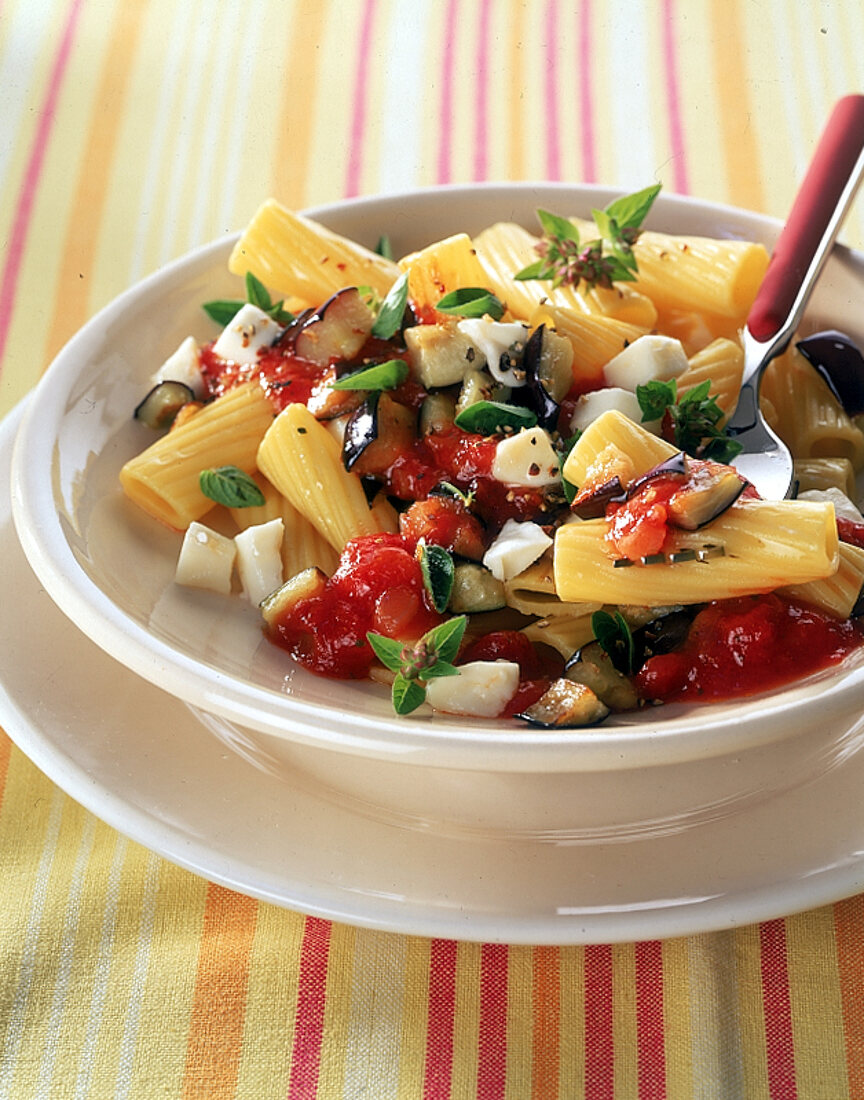 Tortiglioni mit Aubergine und Mozzarella