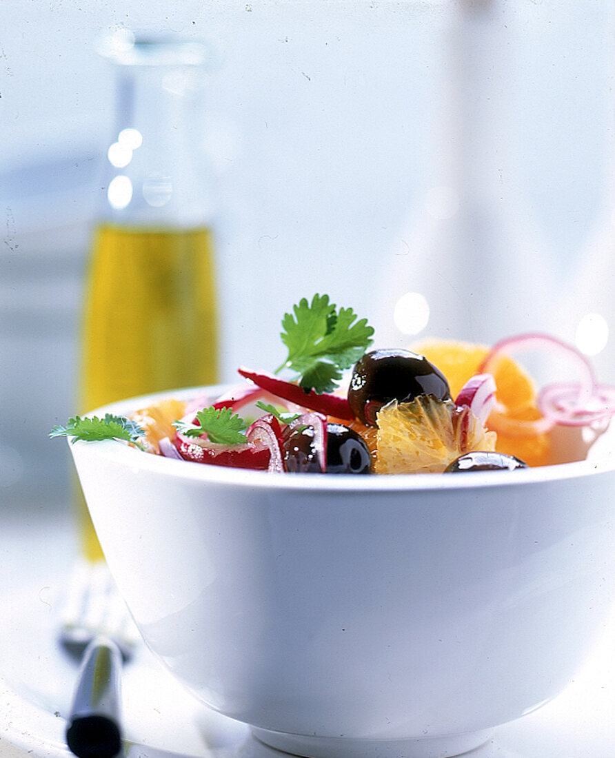 Salat aus Oliven, roter Zwiebel und Orangenscheiben