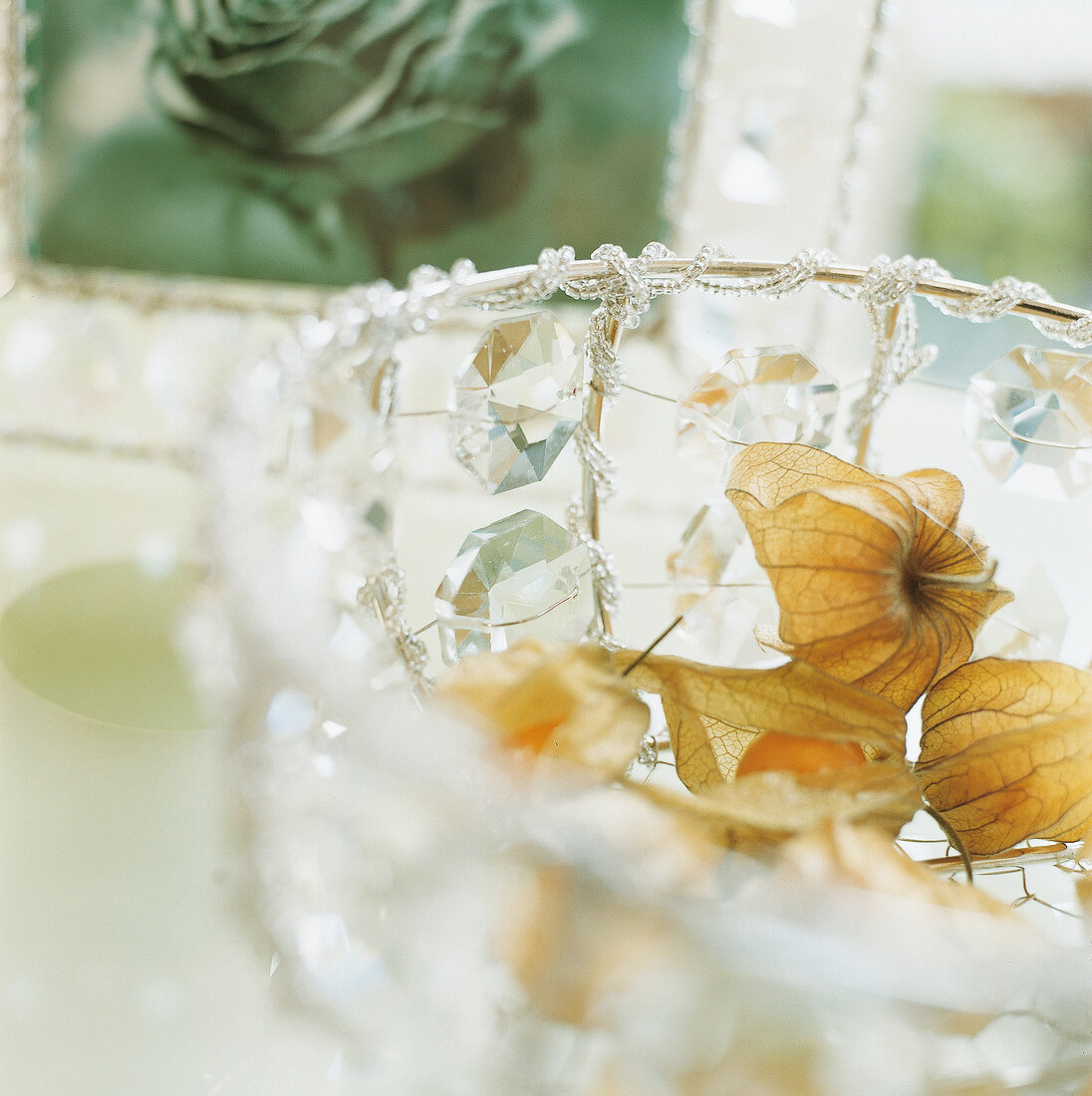 Close-up:  Schale aus Drahtgeflecht, Perlen und Glasprismen
