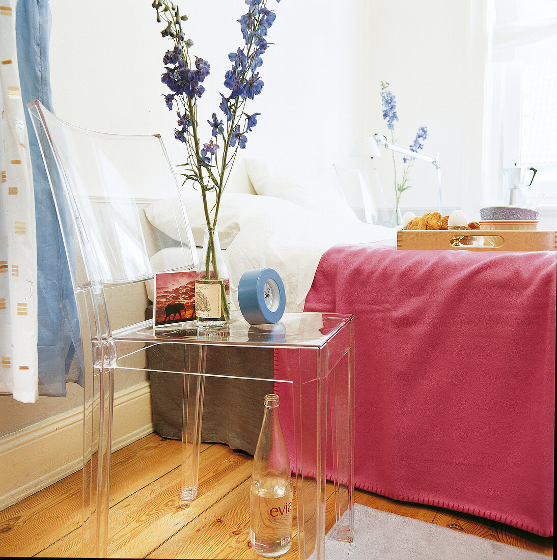 Neben dem Doppelbett dient der klare Kunststoffstuhl als Nachttisch