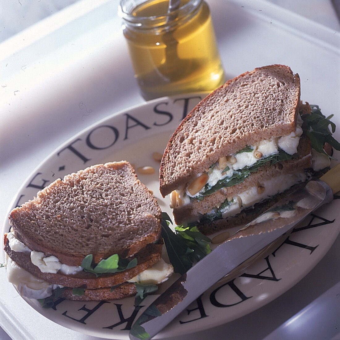 Graubrot mit Gorgonzola,honig und Rucola