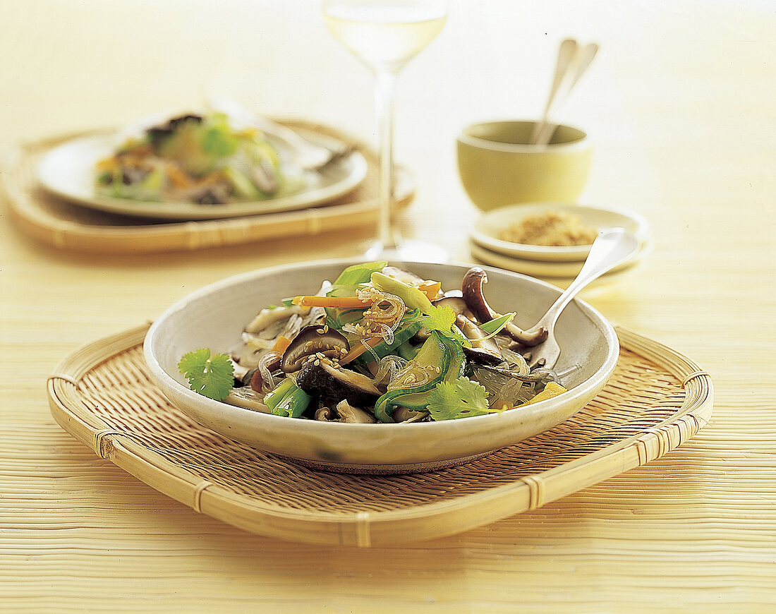 Asiatischer Shiitake-Salat mit Glasnudeln