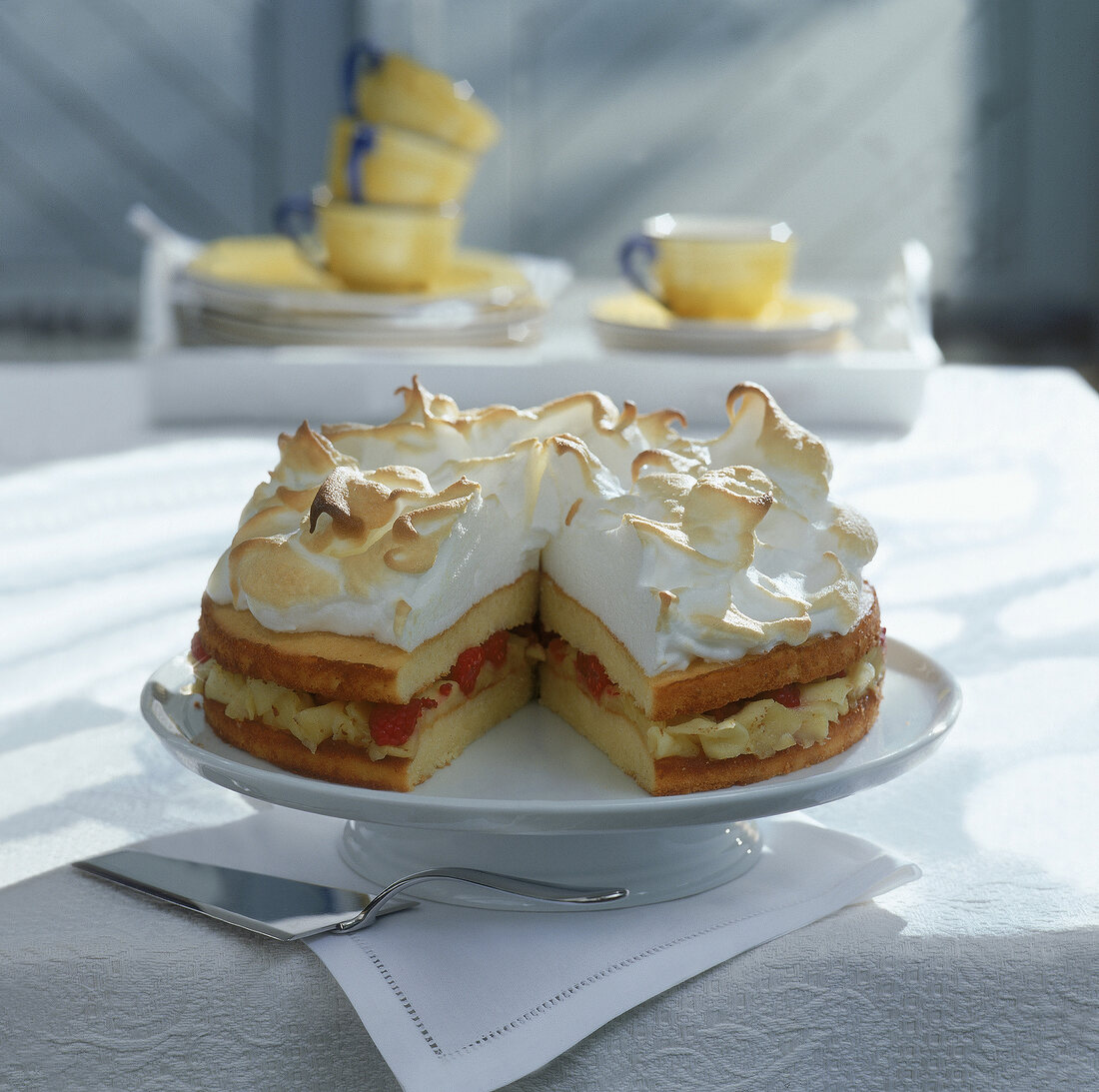 Schwedische Apfeltorte mit zwei Böden und Baiserhaube