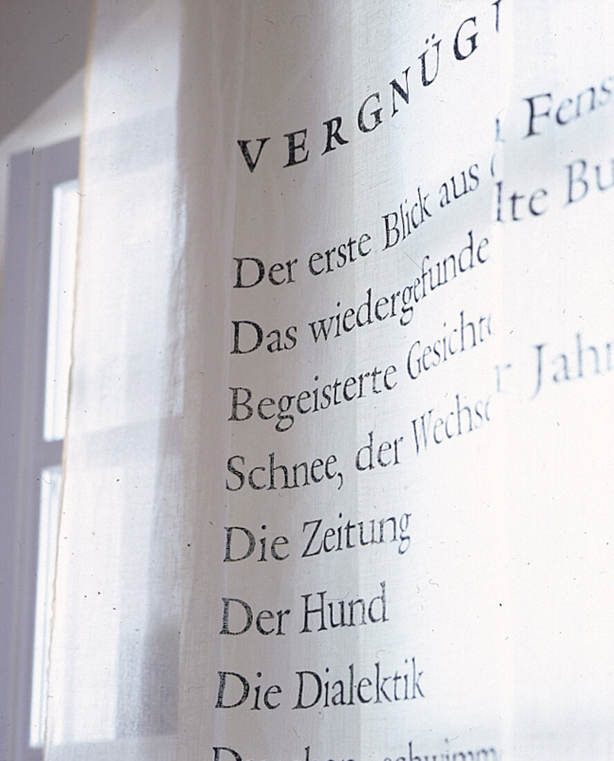 Vorhang mit einem Gedicht von Bertolt Brecht"Vergnügungen"