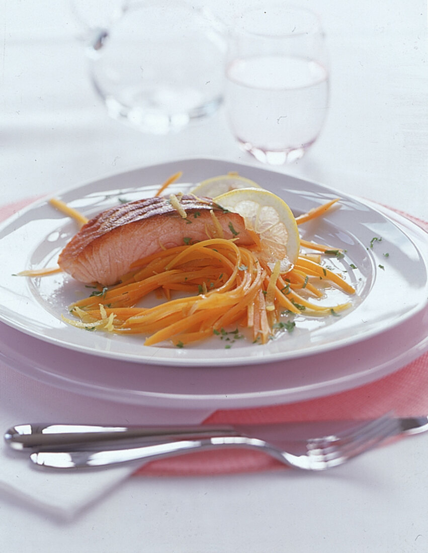 Lachsfilet mit Zitronensauce und feinen Möhrenstreifen