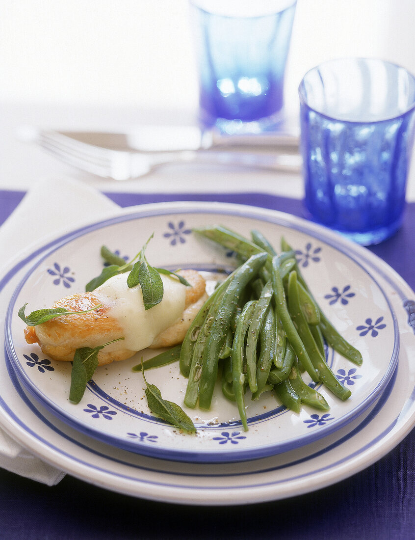 Salbeihähnchen mit Mozzarella überbacken, mit Bohnensalat