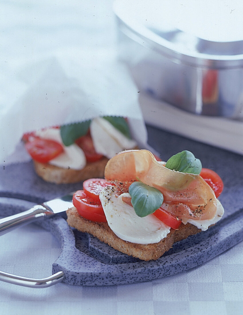 Toast mit Mozzarella, Tomate und Parmaschinken