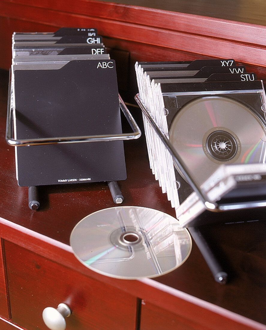 Chromgestell mit Register für CD's 