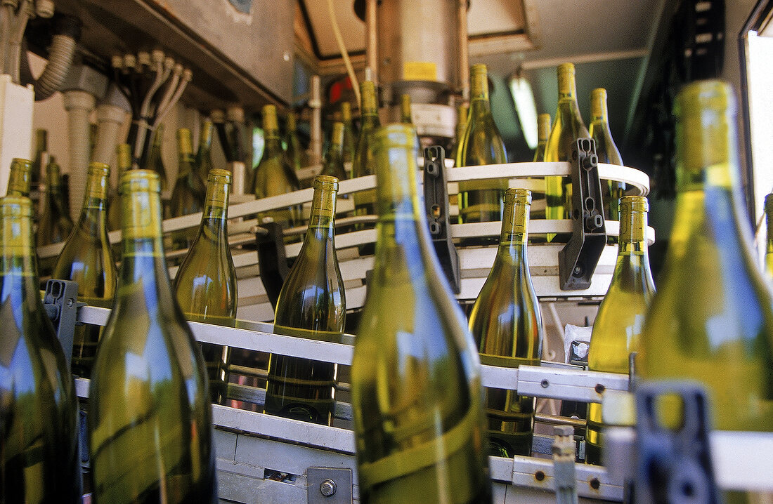 Eine mobile Anlage füllt Flaschen mit Wein