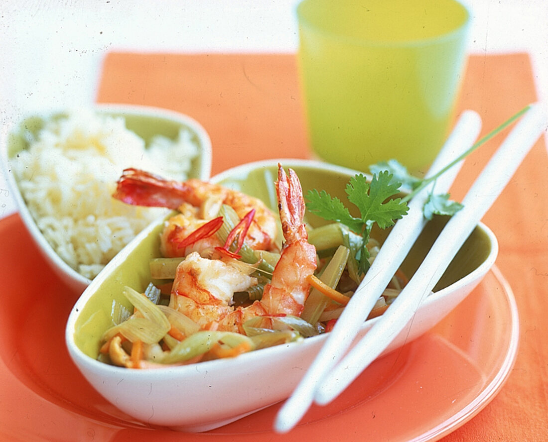 Gebratenes Thai-Gemüse mit Scampi 