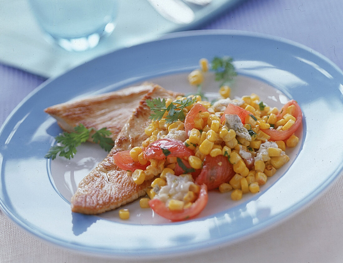 Putenschnitzel mit Mais und Tomate