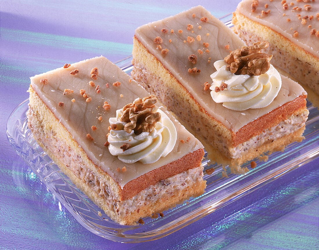 Marzipan-Sahne-Schnitte mit Nüssen