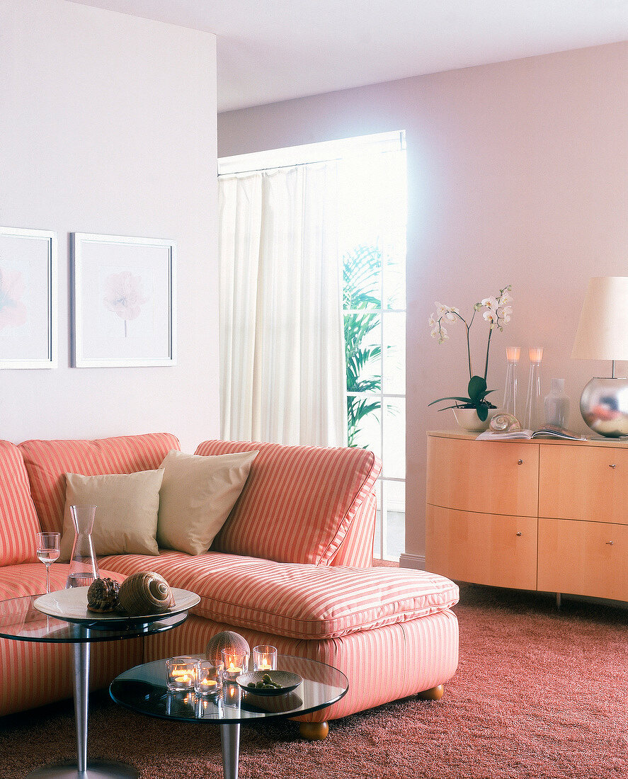 Sitzlandschaft und Flauschteppich in rosa, helles Sideboard
