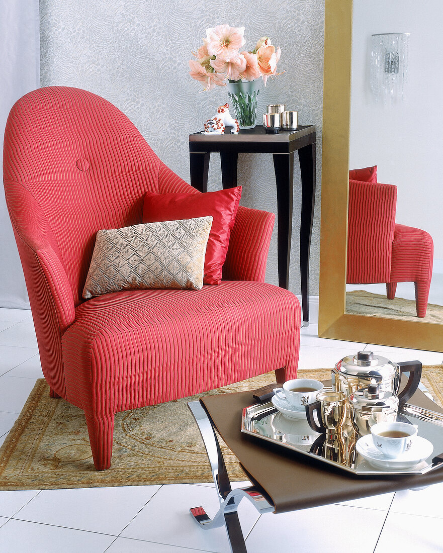Altmodischer roter Sessel mit Goldkissen, Antik-Stil