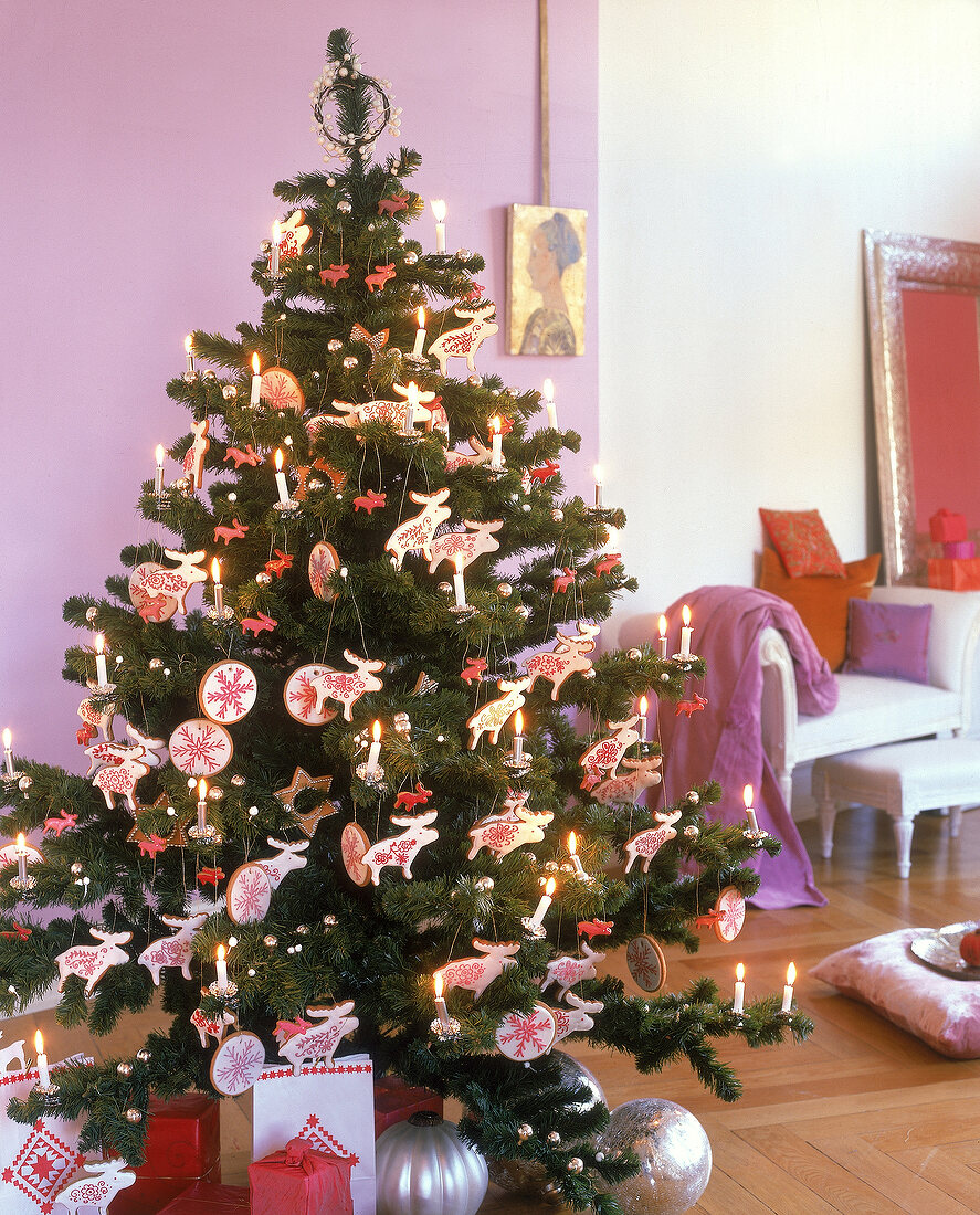 Weihnachtsbaum im nordischen Stil mit Gebäck geschmückt