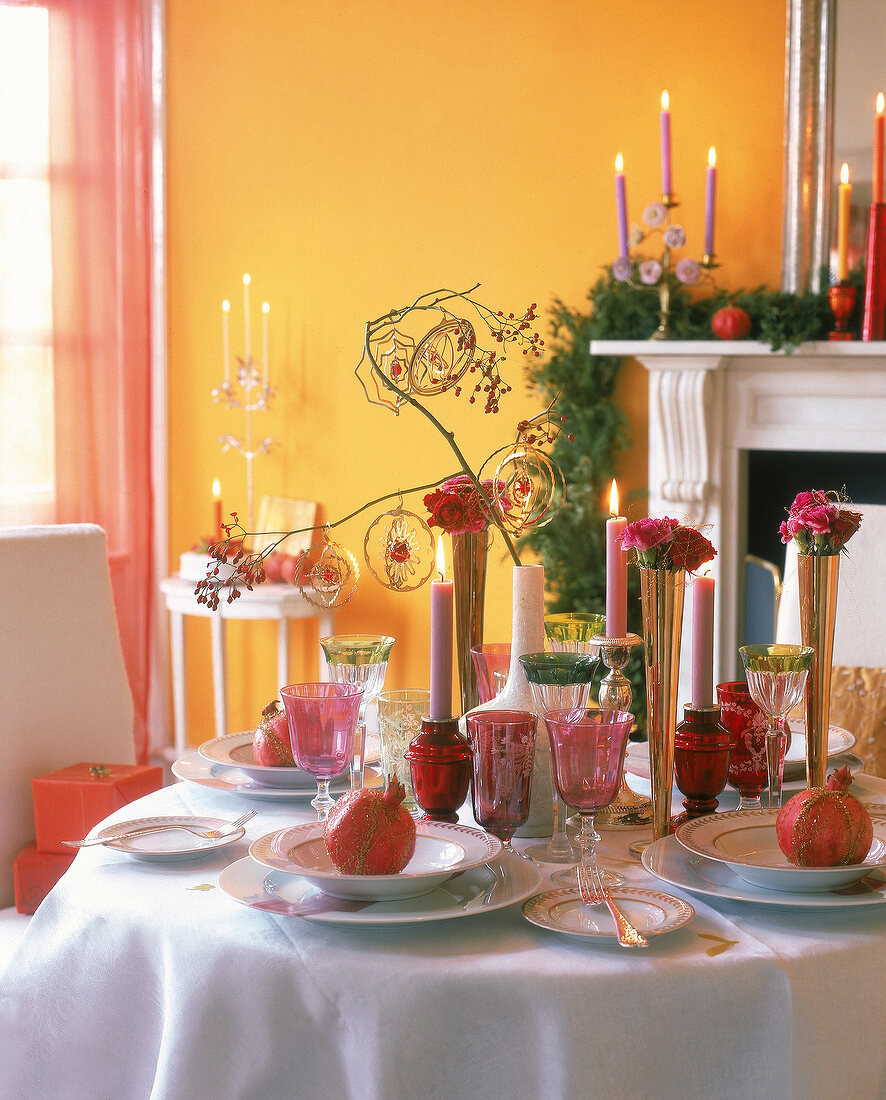 Festliche Tischdeko mit Granatäpfeln Rosen + zartem Baumschmuck am Zweig