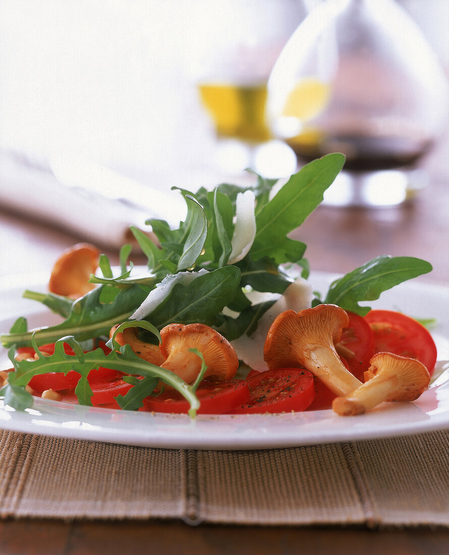 Bunter Salat aus Rucola, Tomaten, Pfifferlingen und Parmesan