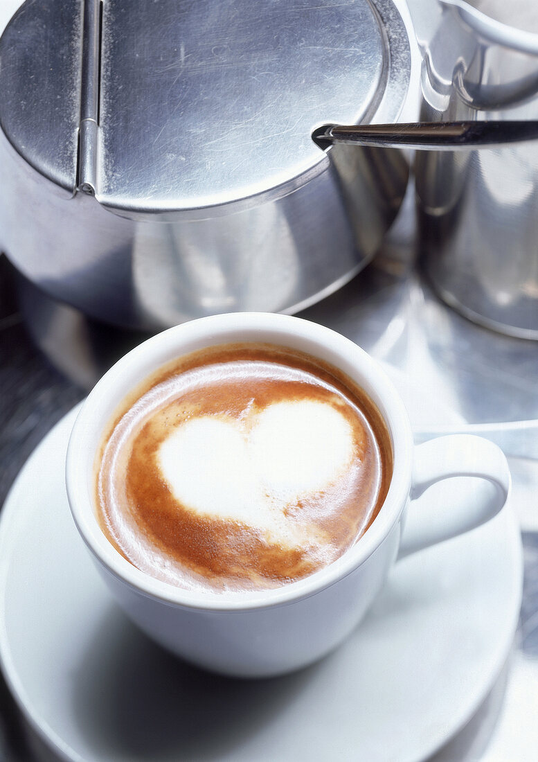 Tasse Cappuccino,close up,Blick von schräg oben,Hintergrund Zuckertopf.X