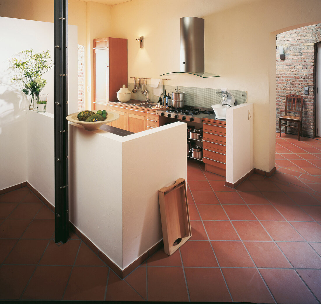 offene Küche abgegrenzt durch weiße Mauerbrüstung, modern, Terracottafl.