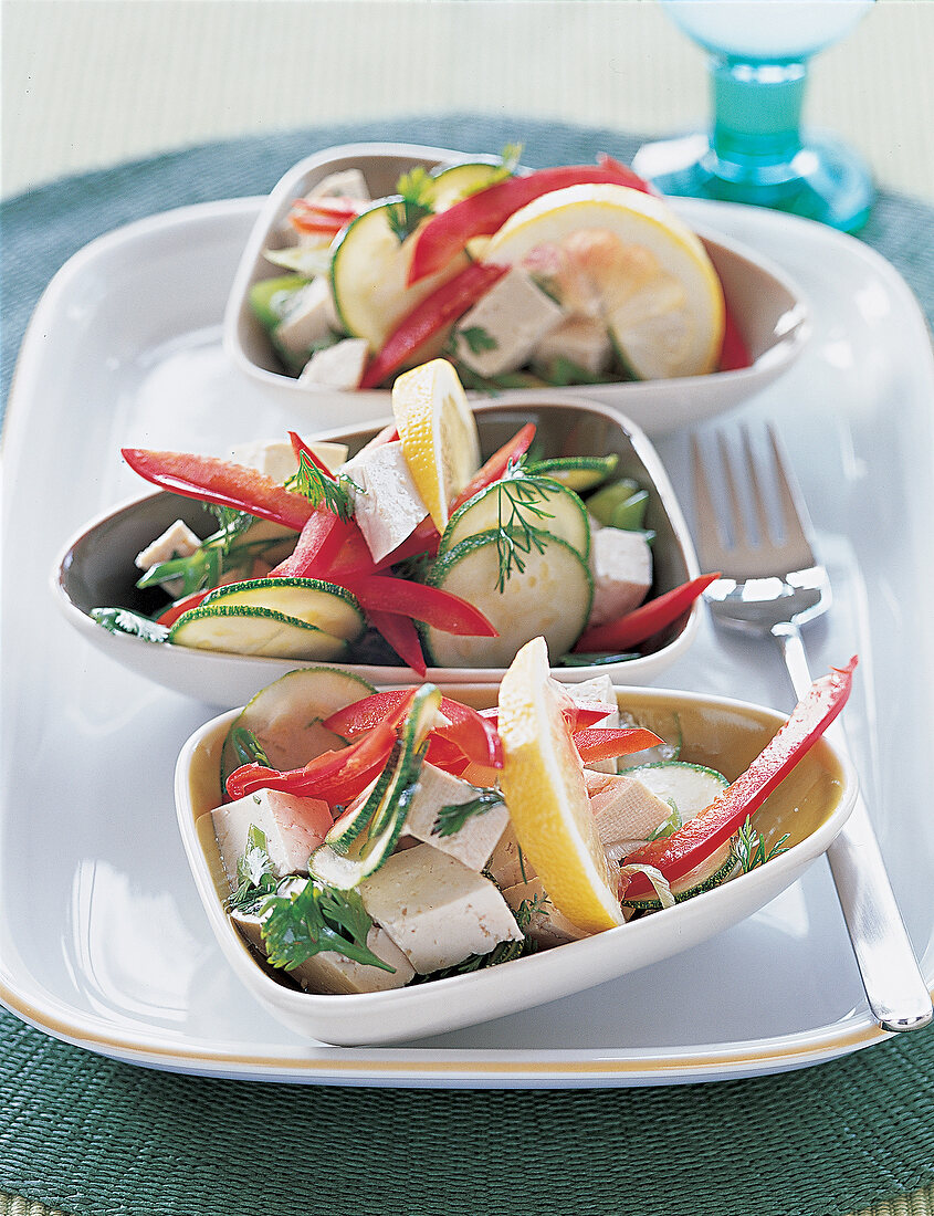 Marinierter Tofu mit Paprikaund Zucchinigemüse