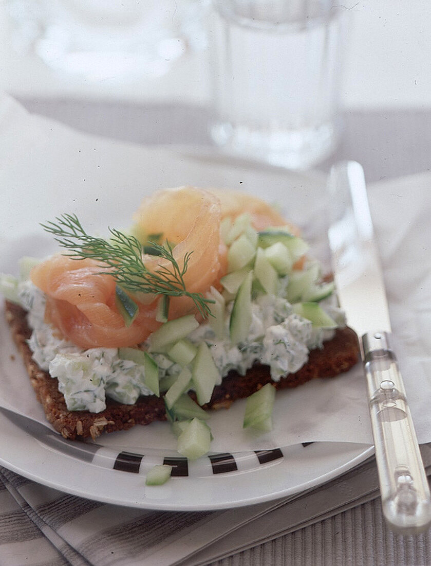 Vollkornbrotscheibe mit Lachs und Kräuterquark