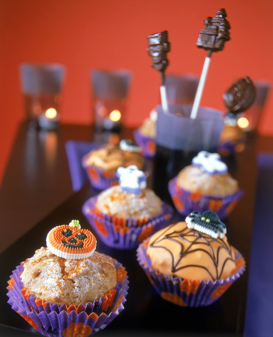 Bunt verzierte Muffins aus KürbisWalnussteig