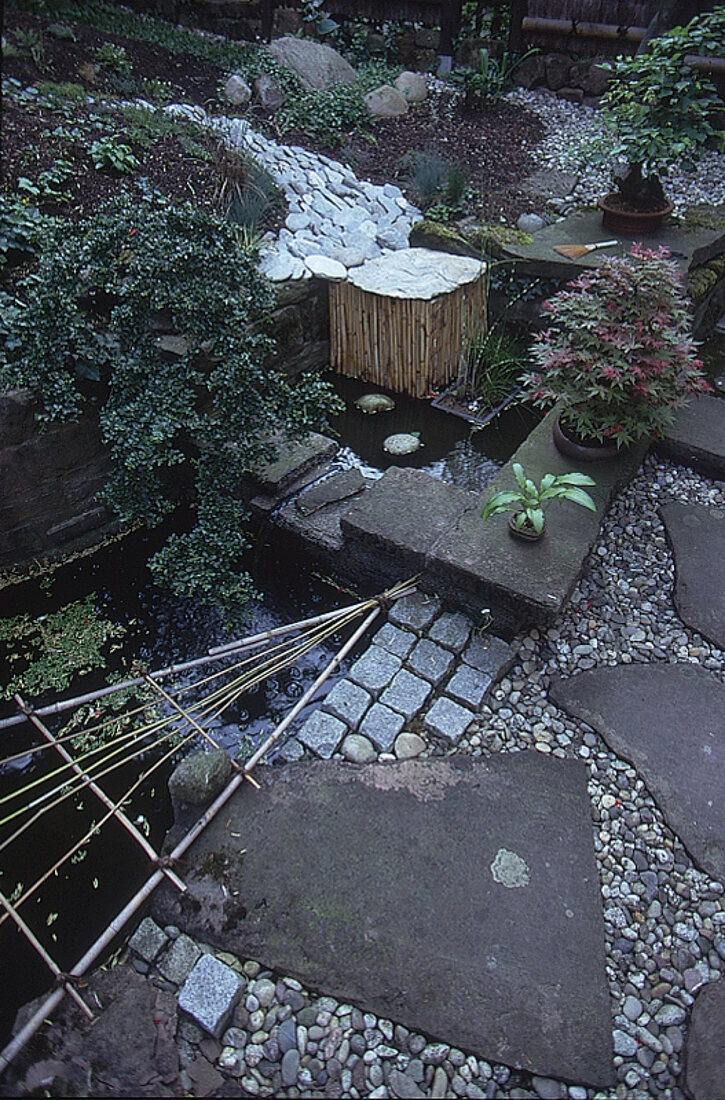 Ziergarten im japanischen Stil,Gartenteich,Bonsais,Bambuskasten,Kiesel