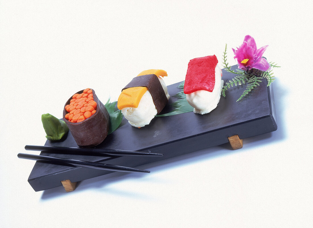 Candy Sushi aus Marzipan, Schokolade und Nüssen