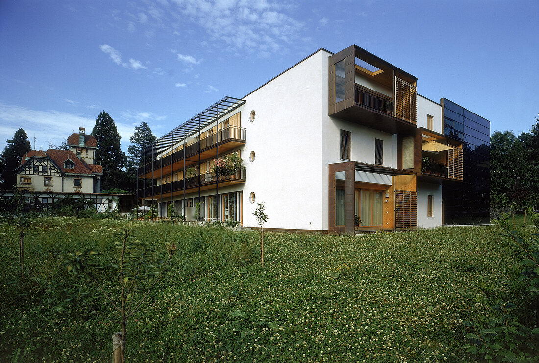 Mehrfamilienhaus mit Balkone und gr Loggien und einer markanten Glaswand