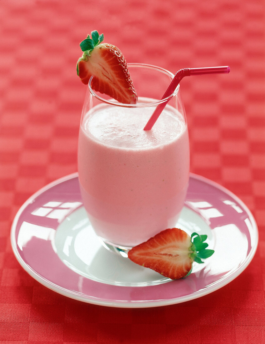 Erdbeershake im Glas, geschmückt mit frischen  Erdbeeren