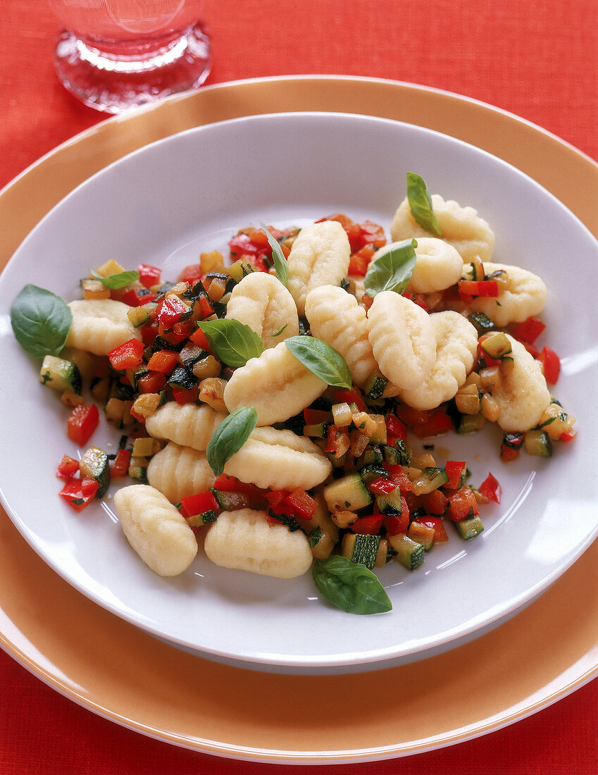 Gnocchi mit Paprika Zucchini Bolognese, bestreut mit Basilikum