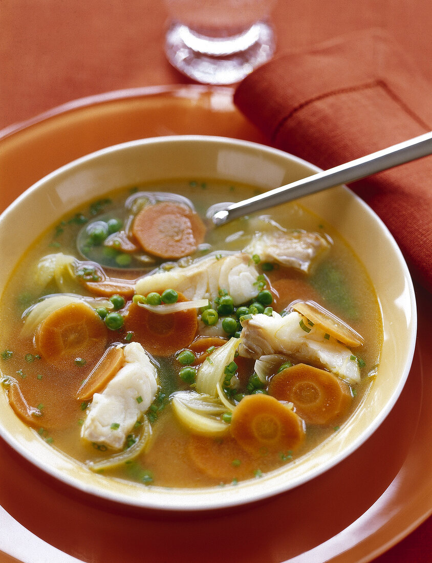 Fischsuppe mit Kabeljaufiletstücken, Möhrenscheiben,Erbsen,Zwiebelringen