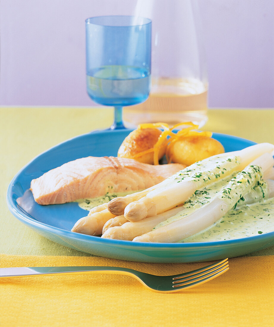 Spargel mit frischem Lachs, Kartoffeln und Kräutersoße