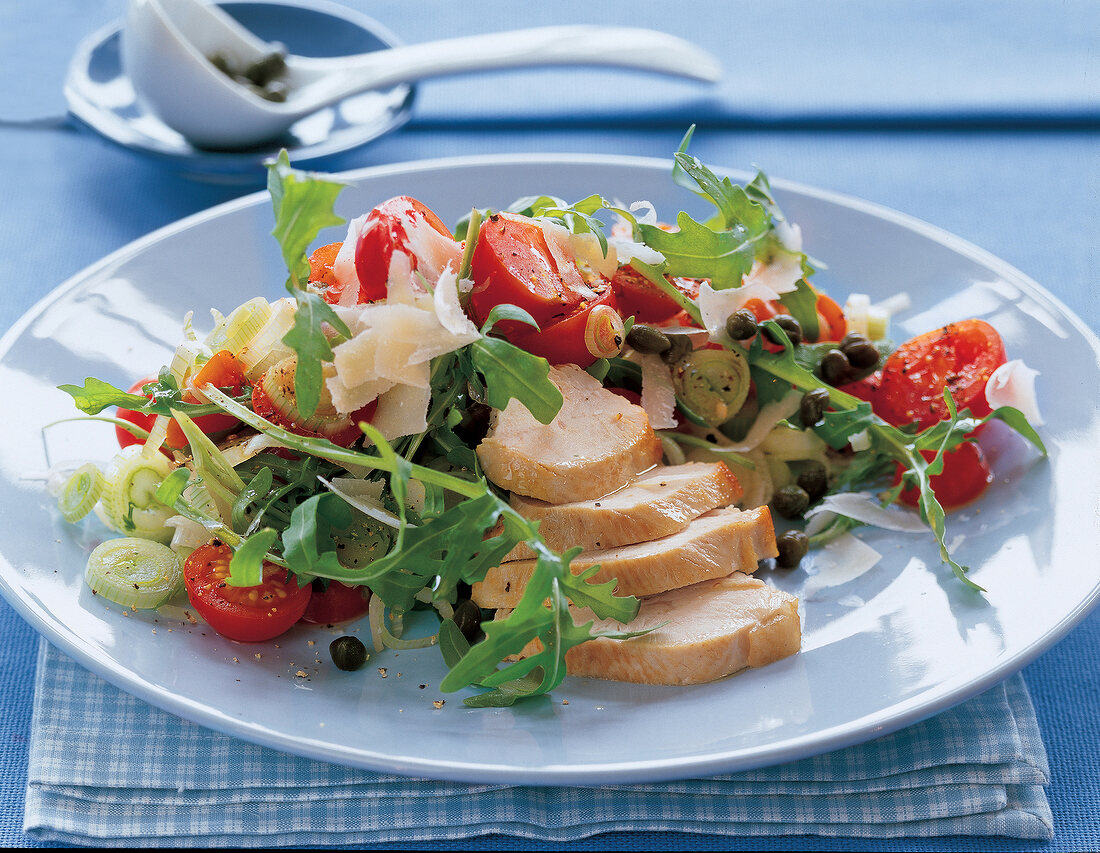 Rucola-Tomatensalat mit gebratener Putenbrust,gehobelter Parmesan