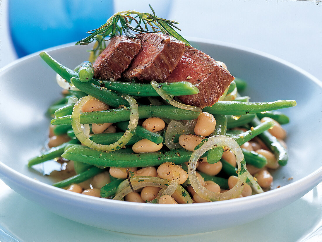 Bohnensalat mit angebratenem Lammfilet,Rosmarin,weiße Bohnen,Zwiebeln