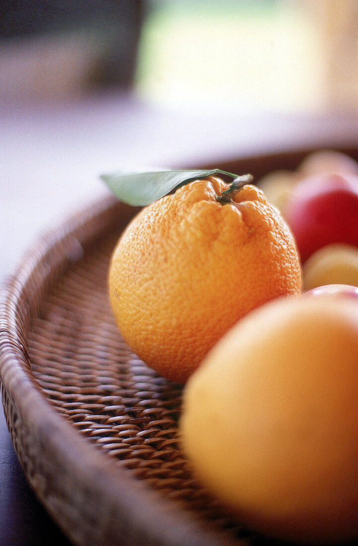 Close up einer Orange in einem flachen Korb