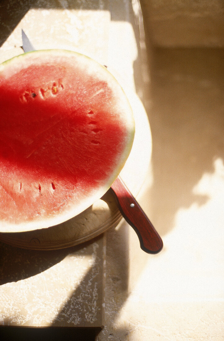 Eine aufgeschnittene Wassermelone mit Messer (Close up)