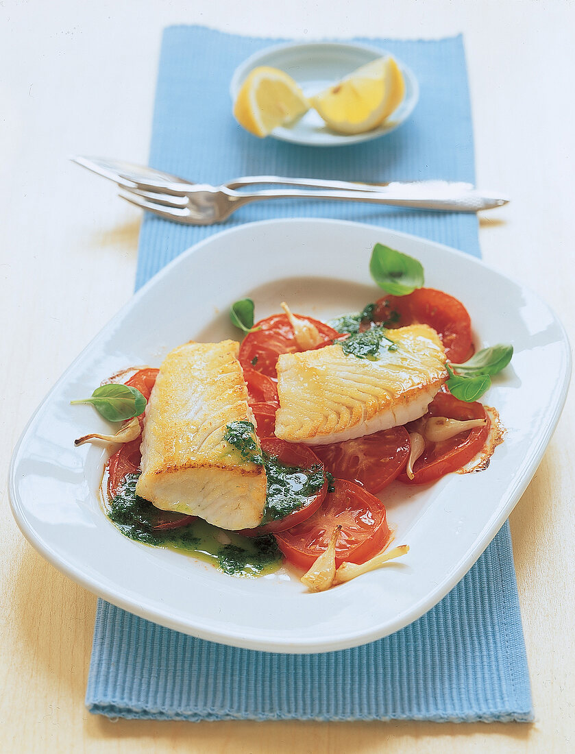 Seelachsfilet mit Kräuter-Tomaten 