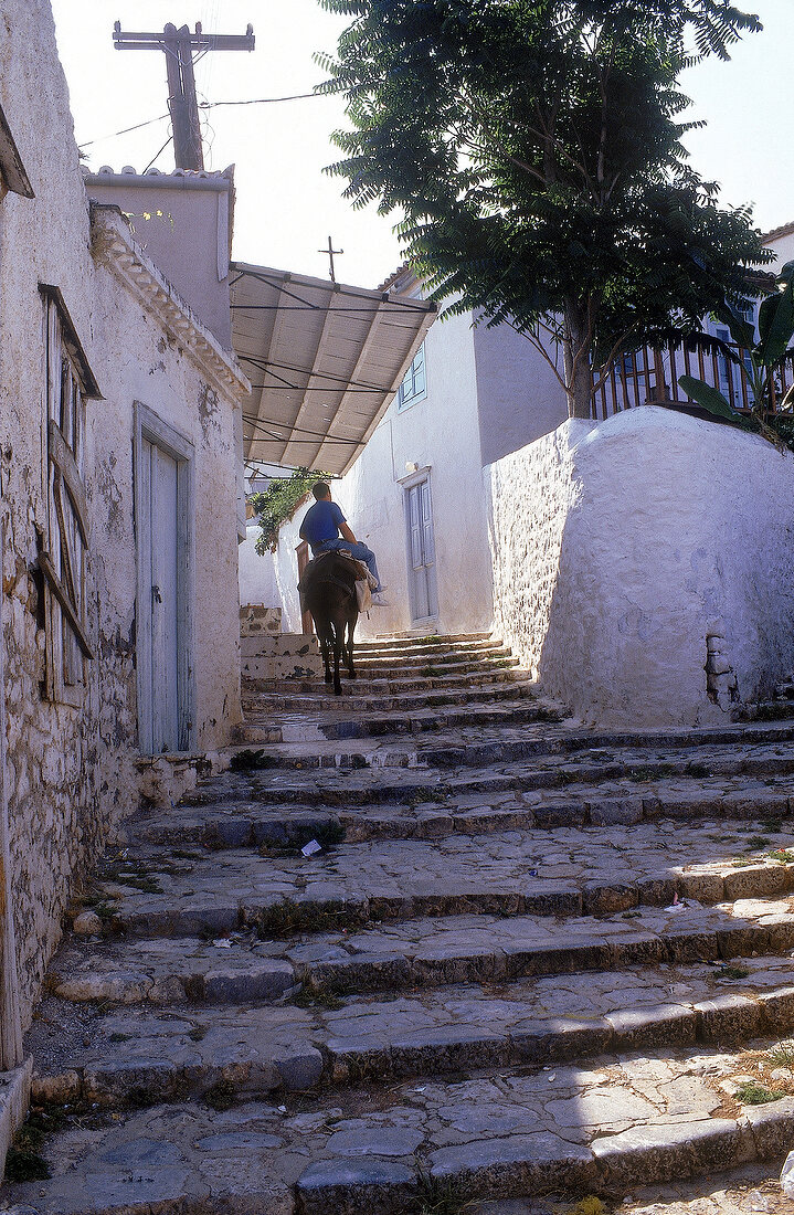 Griechische Dorfgasse mit Stufen auf der Insel Hydra